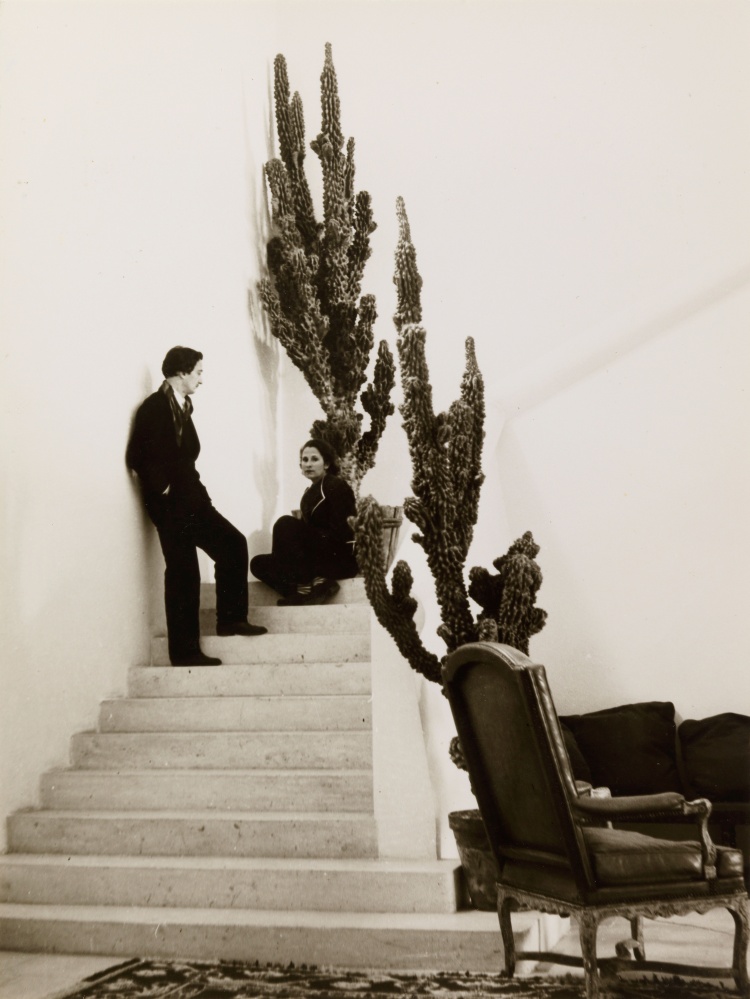 這幢別墅是「藝術生活化」的具體實踐,白天打網球、夜裡跳舞,每個晚餐後的客廳都可能變成臨時的劇場或舞台。La Pausa 是創意流動的容器,是一張永遠有人願意在上面寫詩的空白信紙。