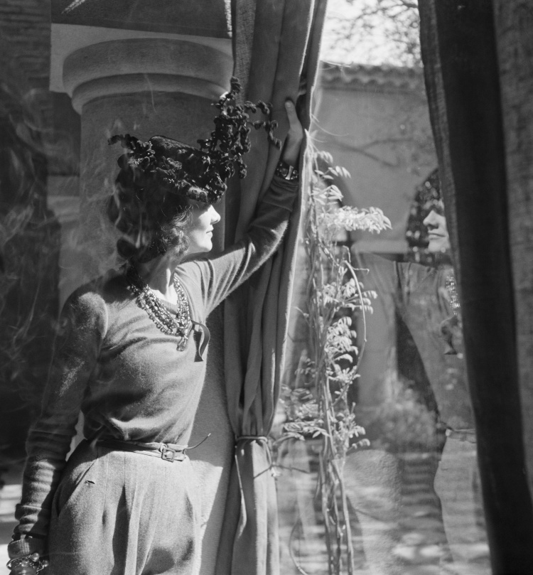 La Pausa 不只是香奈兒女士的私人避風港,更是一座藏著無數靈感火花的「藝術駐村」。它曾是達利(Salvador Dalí)、畢卡索(Pablo Picasso)、考克多(Jean Cocteau)、雷維第(Pierre Reverdy)等文化巨擘們的短暫靠岸,也是一個讓想像力馳騁的創作實驗場。