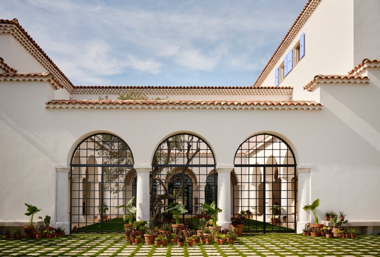 La Pausa 的回歸,也是一種對時尚與建築融合的新敘述。當空間不再只是商品的延伸,而是品牌歷史、文化使命、藝術贊助與可持續發展的總和——建築便成為了品牌價值的有形體現。