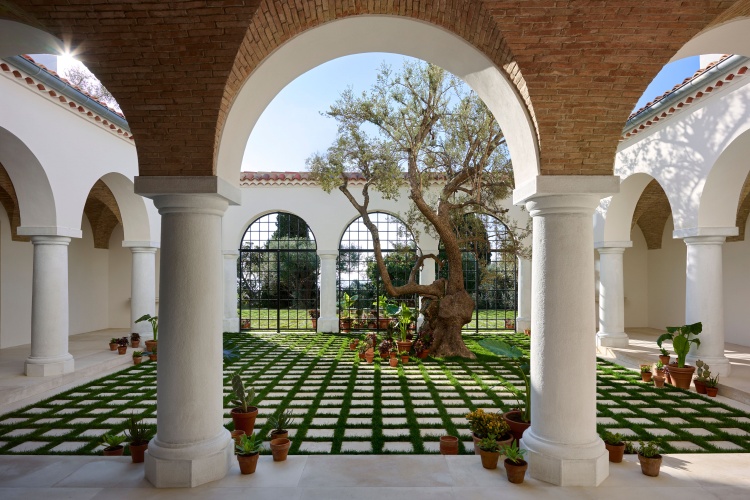 在這個品牌與空間越發追求沉浸體驗的時代,Chanel 以 La Pausa 回應了最本質的命題:真正的奢華,不在於堆疊物件,而是在於能讓人放鬆、創作、思考,甚至只是在陽光下靜靜地喝杯咖啡——這才是香奈兒女士畢生追求的生活美學。