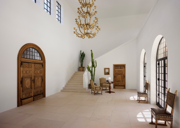 La Pausa 不僅再度成為 Chanel Heritage 計劃的一環,讓品牌歷史不再只是封存在博物館玻璃櫃裡的物件,而是能被走進、住進、創作的活體空間;同時也預告著即將展開的文學靜旅、藝術駐村計畫,讓這座宅邸再次成為自由與創意的棲息地。