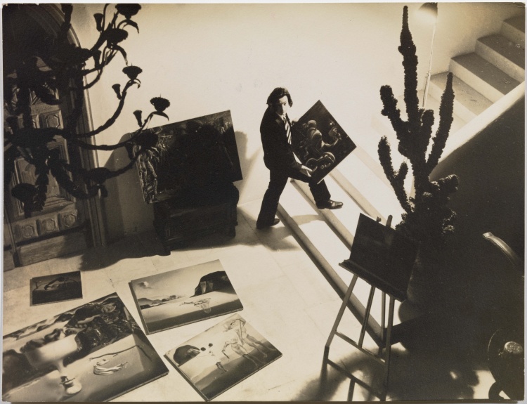 達利在此完成他對戰火西班牙深情悲悼的《Spain》,更在給香奈兒的信中寫道:「風是綠的,水是綠的,白鼬是綠的,你也是綠的。」那抹綠,是香奈兒與藝術家的共鳴,是創作與生活模糊界線的證明。