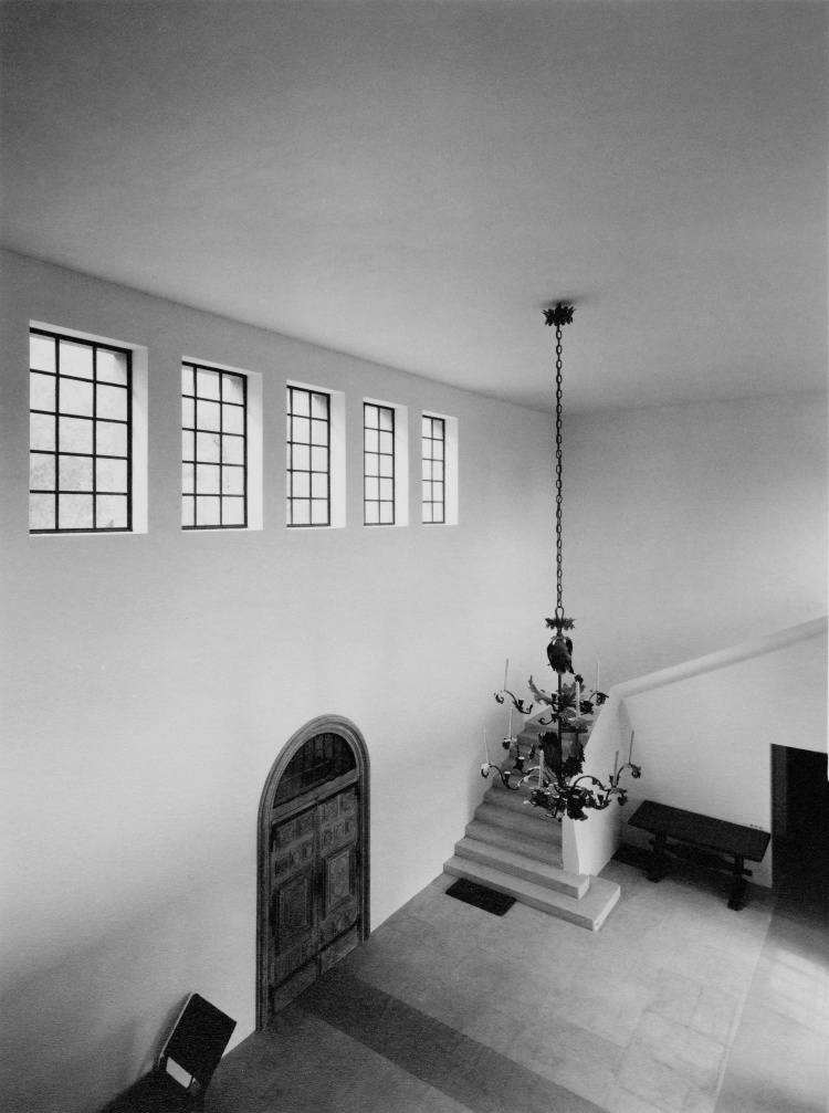 La Pausa 不只是建築，它是一場視覺與思想的共鳴。從1928年起，這幢座落於洛克布魯馬丁岬（Roquebrune-Cap-Martin）山丘上的別墅，便以其不加修飾的自然美感、簡約對稱的建築語彙與親密自由的社交場域，成為香奈兒女士從巴黎繁忙生活中抽離的庇護所。