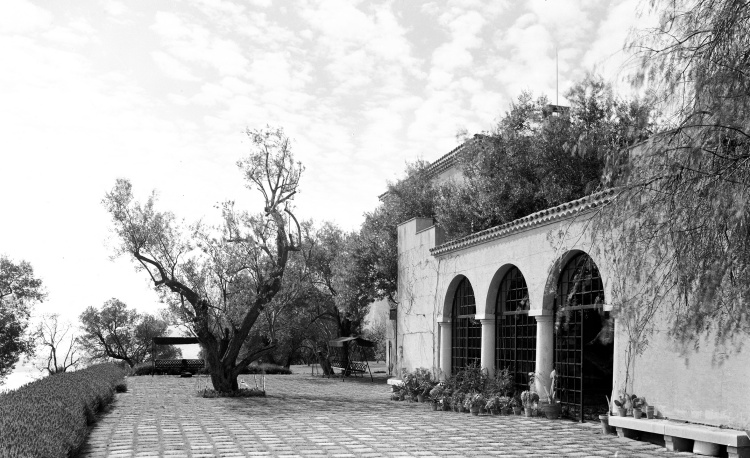 Chanel La Pausa 的風格深受她童年在奧巴辛修道院的記憶啟發,拱門、石階、鏡面與木雕傢俱共構一種既潔淨又溫潤的空間質感。