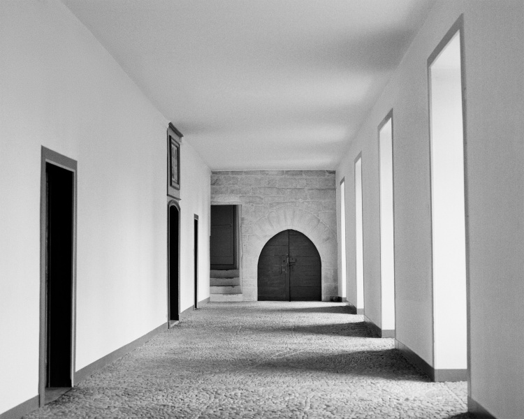 這種對自然的敬意,也延續在 Peter Marino 的修復中。他堅持使用再生電力、重新種植當地原生植物,把 La Pausa 打造成一座「可呼吸的文化地標」。