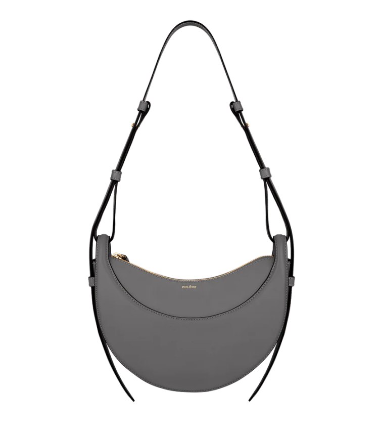 Numéro Dix 這款半月包是空間的魔法師，看似精巧的外型，實質上可裝得下短夾、行動電源、手機以及補妝的口紅及蜜粉。