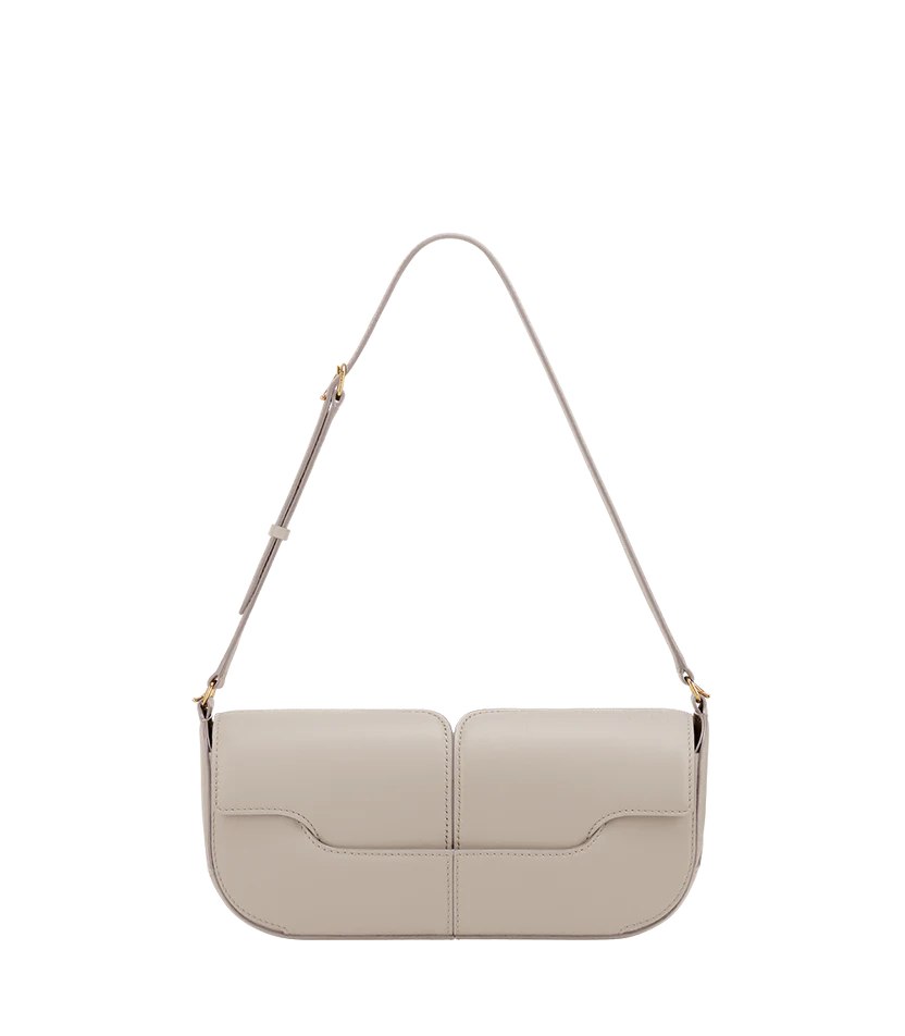  Osmo 的腋下包，除了外型吸睛外，看似小小的空間，我們實測其實能裝得下長夾、手機以及簡單的補妝工具，其神奇的擴設計以及高顏值，能成為女孩日常的好夥伴。