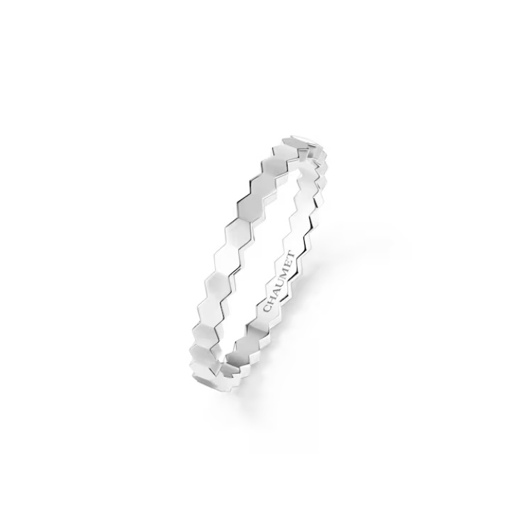 Chaumet 將蜜蜂與蜂巢的幾何之美轉化為戒指上的建築語言。