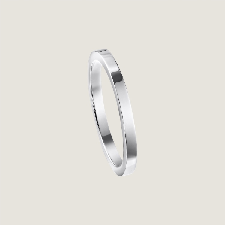 寬度僅1.8mm，Piaget 這枚婚戒以極致極簡的語彙詮釋永恆愛意。無雕刻、無裝飾，僅以鉑金的純粹質感說話，適合熱愛低調質感生活的人。