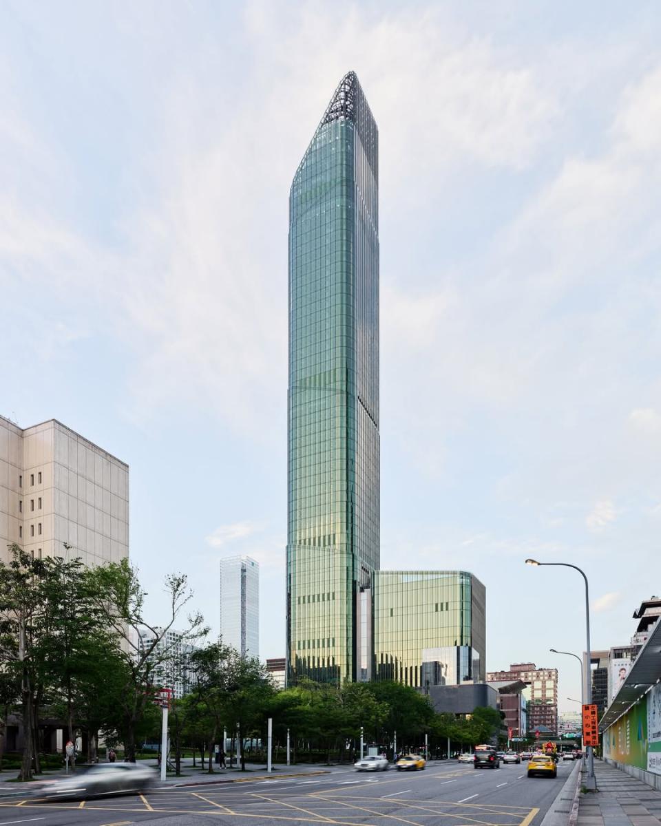 坐落於信義區 A7 區的「天空塔」（The Sky Taipei），將成為台北第二高樓，高度約 280 公尺，僅次於台北 101（高度約 508 公尺）。台北天空塔由國際建築團隊 ACPV 打造，攜手義大利國寶級設計大師 Antonio Citterio（安東尼奧·西特里奧）與 Patricia Viel（派翠西亞·維爾）共同設計。其靈感源自台灣竹筍，採用大面積綠色玻璃帷幕，象徵新筍不斷向上生長的意象。