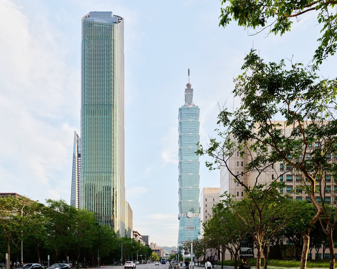 天空塔外觀靈感源自台灣竹筍，採用大面積的綠色玻璃帷幕，轉譯為新筍不斷向上生長的意象，柔和古希臘經典石柱語彙，融合東西方建築特色。