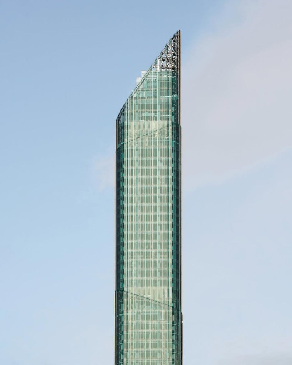 天空塔完工後，將成為台北第二高樓，高度僅次台北 101。然而，另一邊，台北車站的新地標「雙星大樓」也正在進入工程階段，預計 2027 年完工。