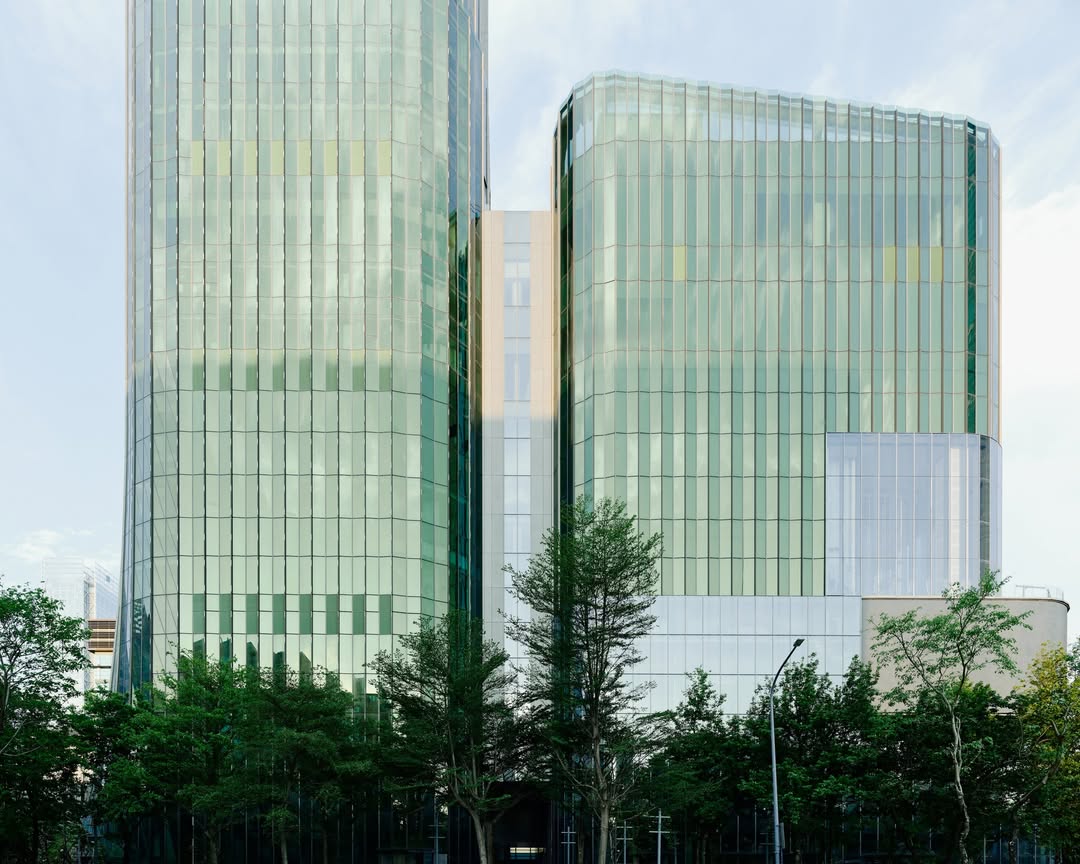 不侷限商場形式，藉由全台首間柏悅酒店的進駐，為天空塔營造更寬廣的客群輪廓，塑造其指標性地位。