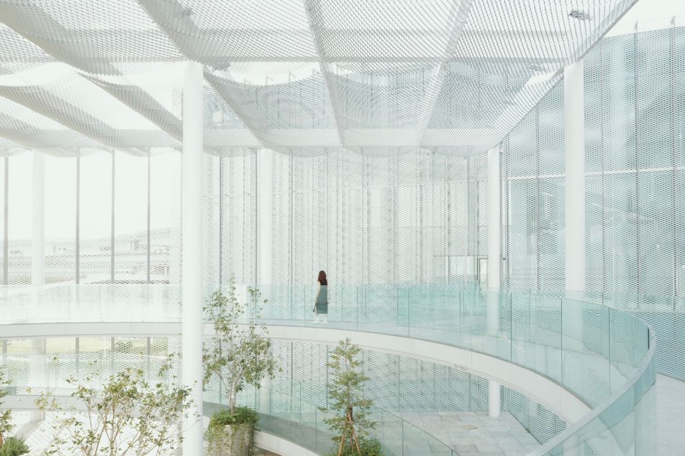 SANAA 團隊擅長利用建築設計回應周遭環境，綠美圖透過 8 個極簡純白量體，為台中水湳經貿園區注入更多可能。