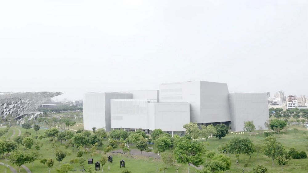 台中「綠美圖」由 SANAA 建築師事務所和台灣劉培森建築師事務所團隊跨國設計，這也是日本建築大師妹島和世與西澤立衛，在台灣的首座建築作品。