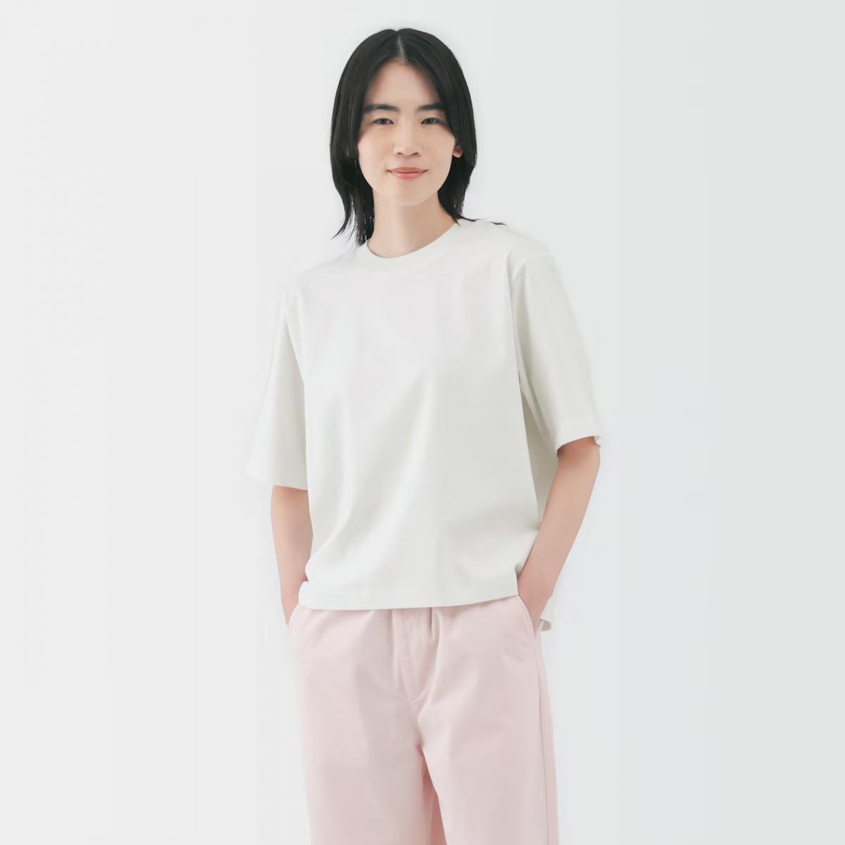 無印良品防曬衣服絕對是夏季必備單品！這款以有機棉製成的短T，觸感光滑、剪裁有型又透氣，還具備防紫外線功能，版型改良後更好駕馭，袖子設計可遮手臂