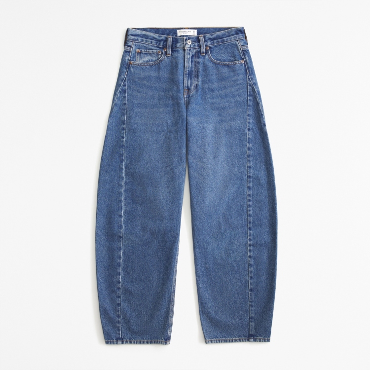 重整品牌定位的Abercrombie & Fitch，在近期亦推出一條在歐美賣翻天的繭型褲，品牌以硬挺的面料製作，並增加其立體的裁片，加上裝飾性的車縫線，展現繭型褲立體的輪廓。