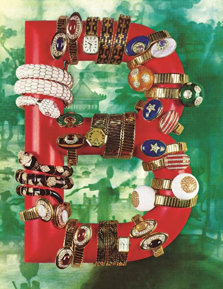 Serpenti 系列誕生於1948年，是寶格麗將珠寶語彙引入製錶領域的重要里程碑。首款 Serpenti 採用 Tubogas 金屬彈簧管工藝，蛇形錶身緊密環繞手腕，錶盤巧妙藏於蛇頭內部，化身為早期的「隱密時計」（Secret Watch）雛形。