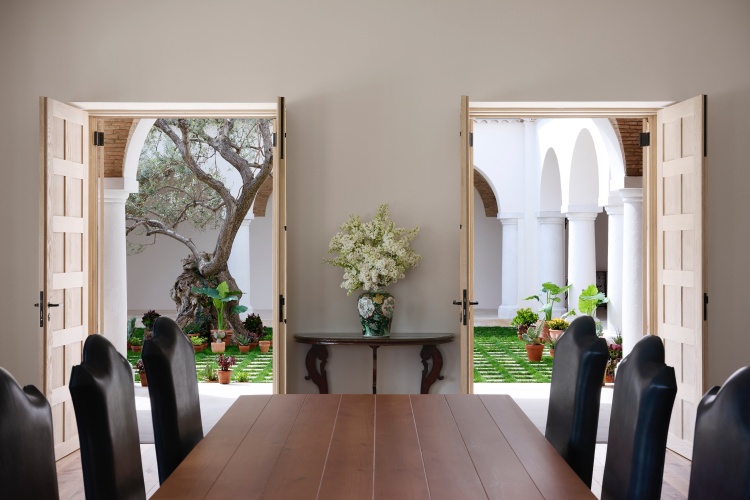 在這個品牌與空間越發追求沉浸體驗的時代,Chanel 以 La Pausa 回應了最本質的命題:真正的奢華,不在於堆疊物件,而是在於能讓人放鬆、創作、思考,甚至只是在陽光下靜靜地喝杯咖啡——這才是香奈兒女士畢生追求的生活美學。