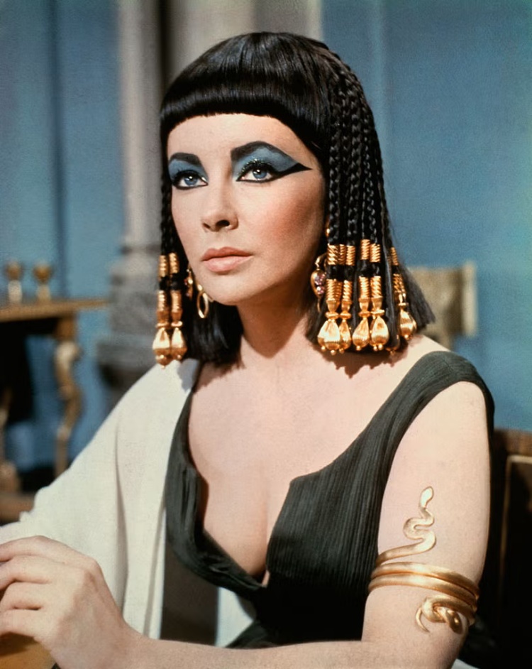 尤其當好萊塢巨星伊莉莎白泰勒（Elizabeth Taylor）於拍攝《埃及豔后》期間佩戴 Serpenti 腕錶，更為此系列注入明星光環，成為跨文化時代的象徵。