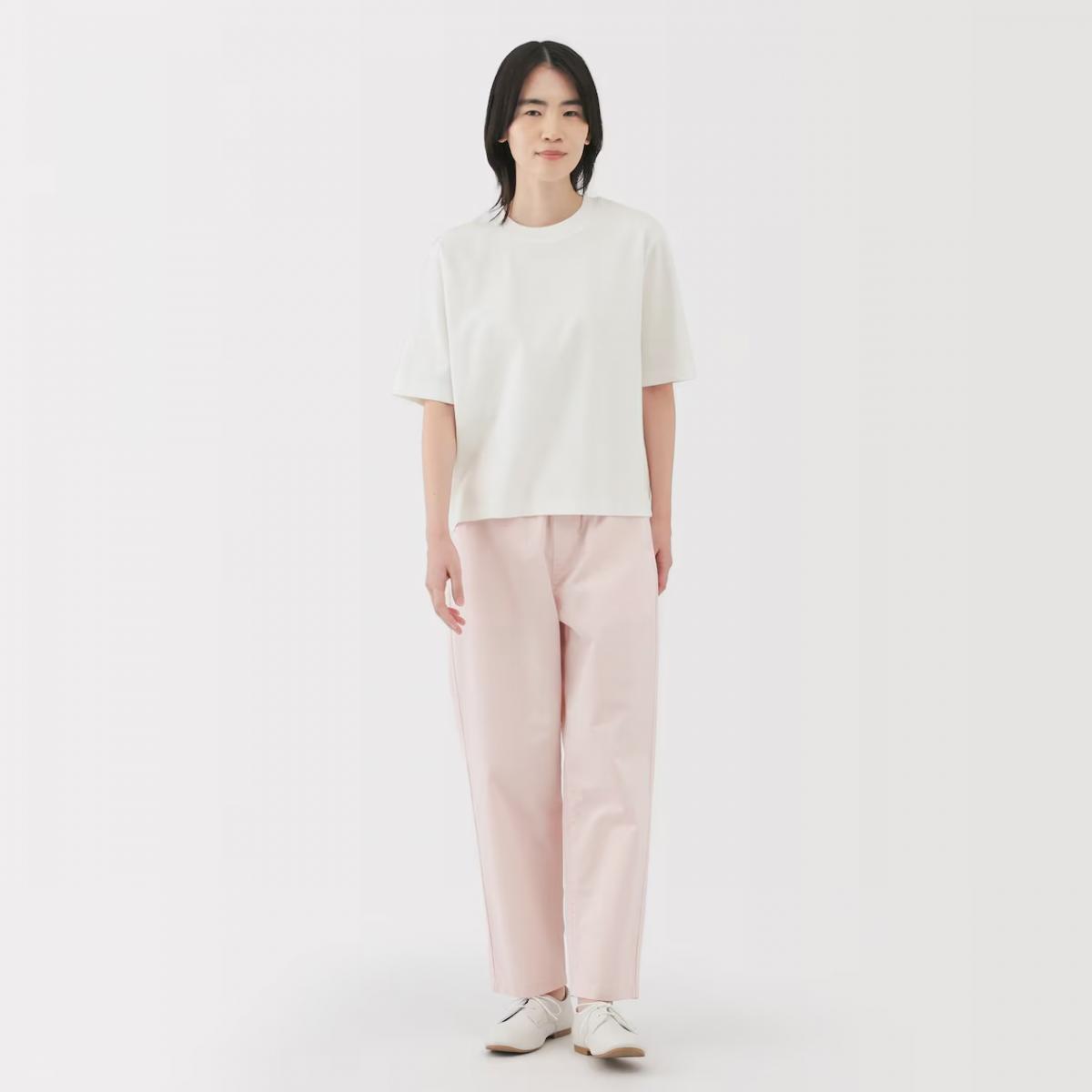 無印良品防曬衣服絕對是夏季必備單品！這款以有機棉製成的短T，觸感光滑、剪裁有型又透氣，還具備防紫外線功能，版型改良後更好駕馭，袖子設計可遮手臂