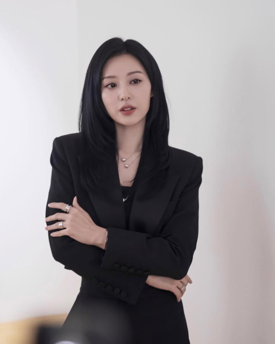 金智媛示範混合式燙髮造型
