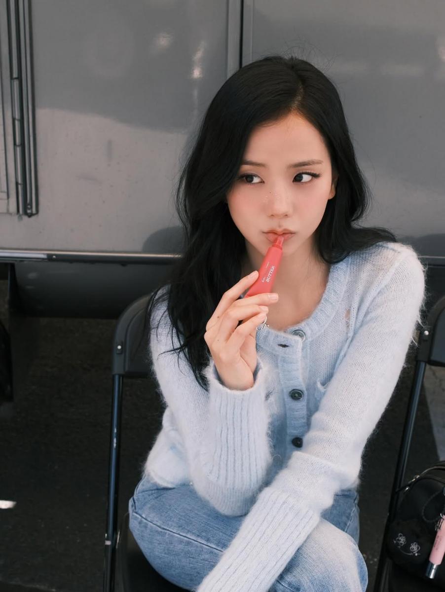 BLACKPINK成員Jisoo示範空氣感曲線燙髮造型
