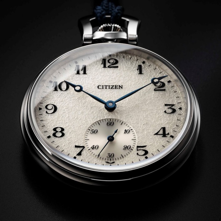 Citizen 同時擁有精密加工的機械錶線，並曾推出全球最薄光動能錶款。在航空錶、無線電波校時等領域亦有傑出成就，是一個融合科技、功能與平價高質感的日本製錶品牌。