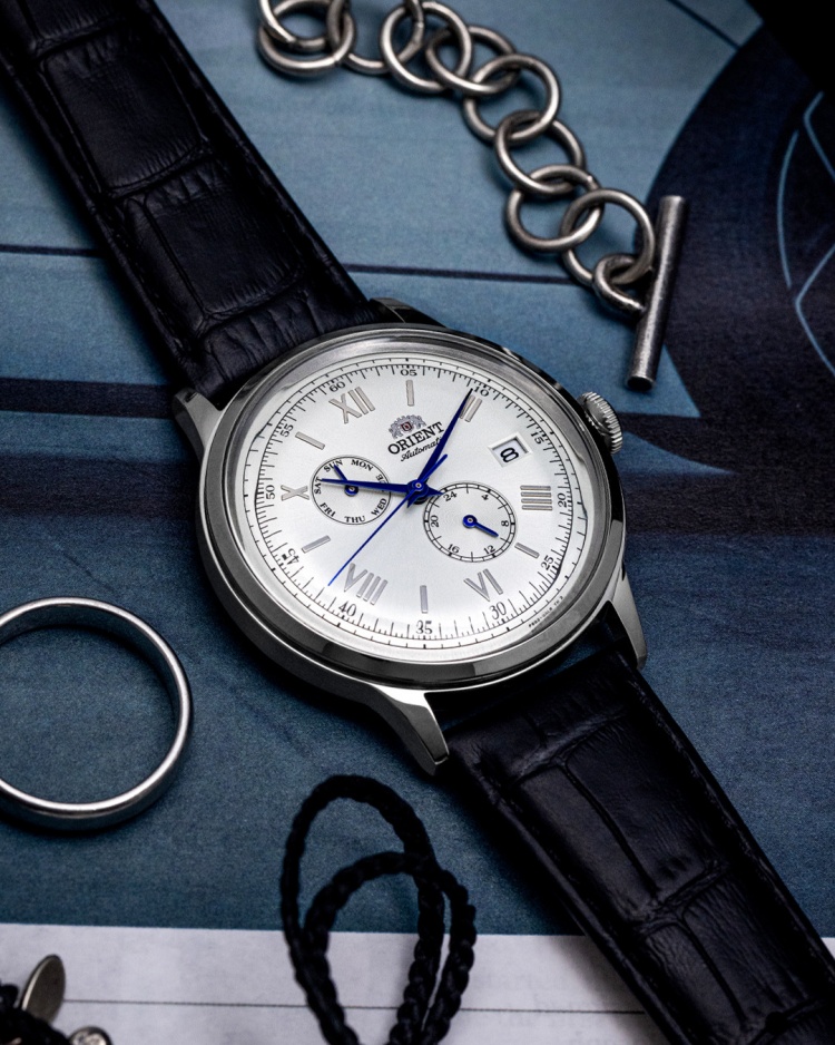 Orient 東方錶創立於1950年，前身是「多摩計器株式會社」，雖隸屬於 Seiko Epson 集團，但始終保有獨立的設計語言與自製機芯傳統