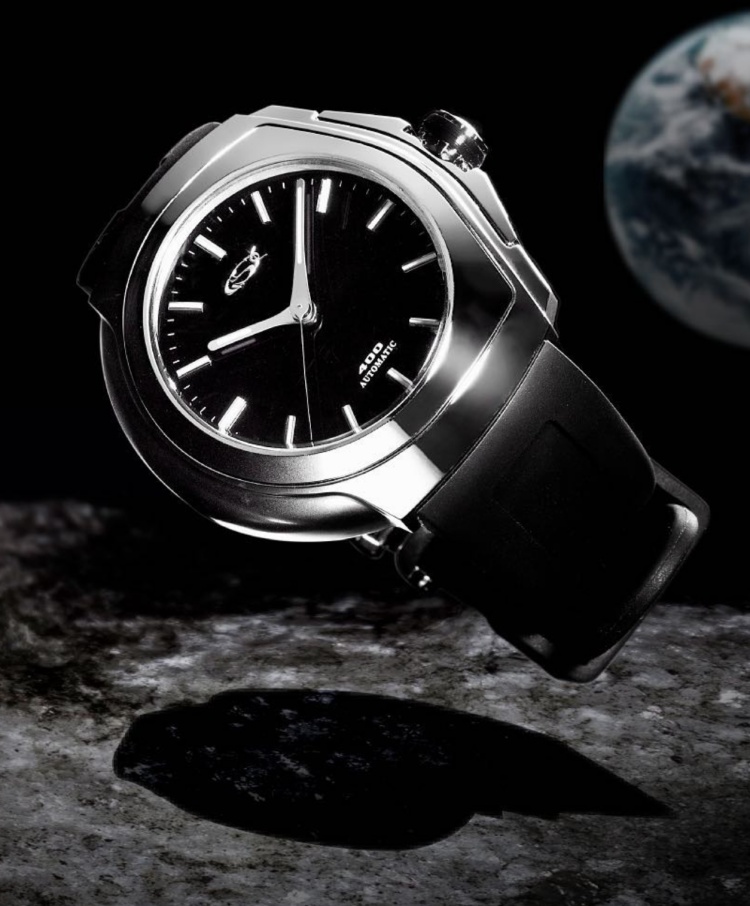 GSX 是日本少數堅持手工限量製作的小眾品牌，自1995年創立以來，以極具實驗性與前衛感的設計在潮流圈中占有一席之地。