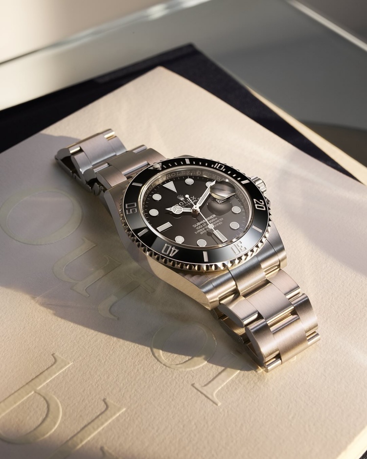 Rolex 熱門錶款原本在全球市場就供不應求,如今更因排外條款而變得難上加難。外國遊客即便到店詢問,也會被店員婉拒,免談的態度毫不含糊。