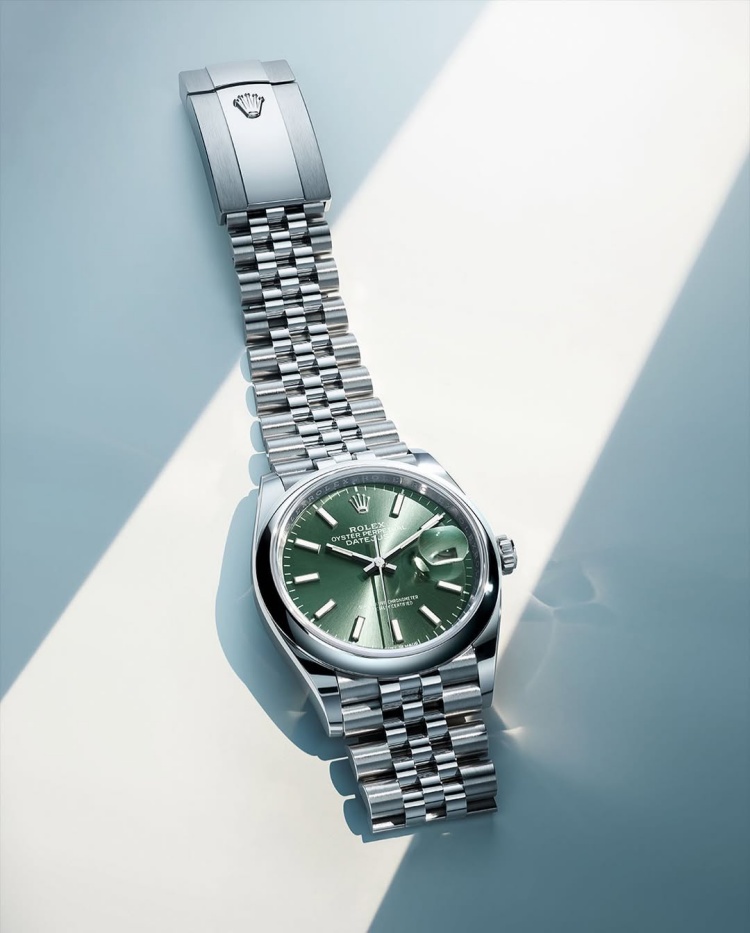 如果你是日本人,或幸運地持有日本居留證,也別高興得太早。這12款熱門錶款的銷售,還加上「年度限額」機制:一年內僅能購買其中任一款,而且五年內不得購買同一型號,無論面盤顏色或細節略有不同都一視同仁。