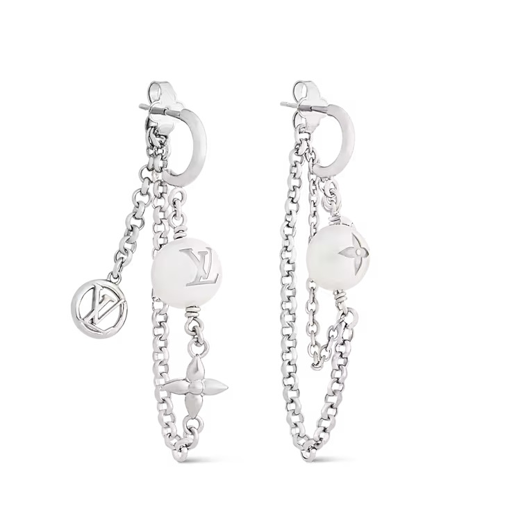這只來自 Louis Vuitton 的耳環，運用環形鏈條呈現出垂墜感，搭配類似珍珠的元素以及老花標誌，呈現出個性感。（