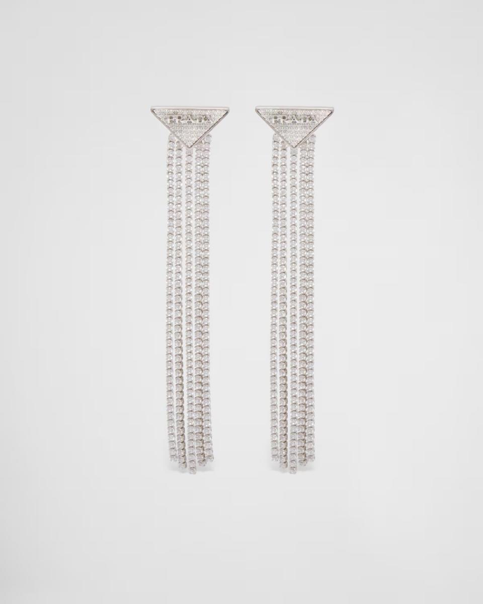 這款垂墜耳環，Prada 以標誌性三角 logo 為主角，水晶的流蘇設計，讓整體多了幾分典雅氣質。