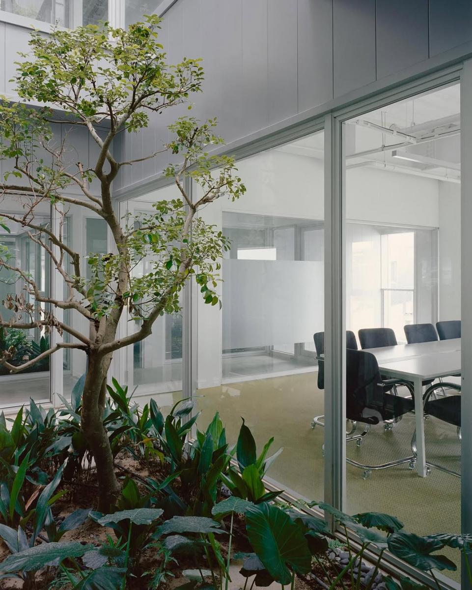 綠意，亦是這座建築的標誌性語彙之一。除了在室內週遭種植樹木，在量體的空間中，也打造空中庭院的意象。