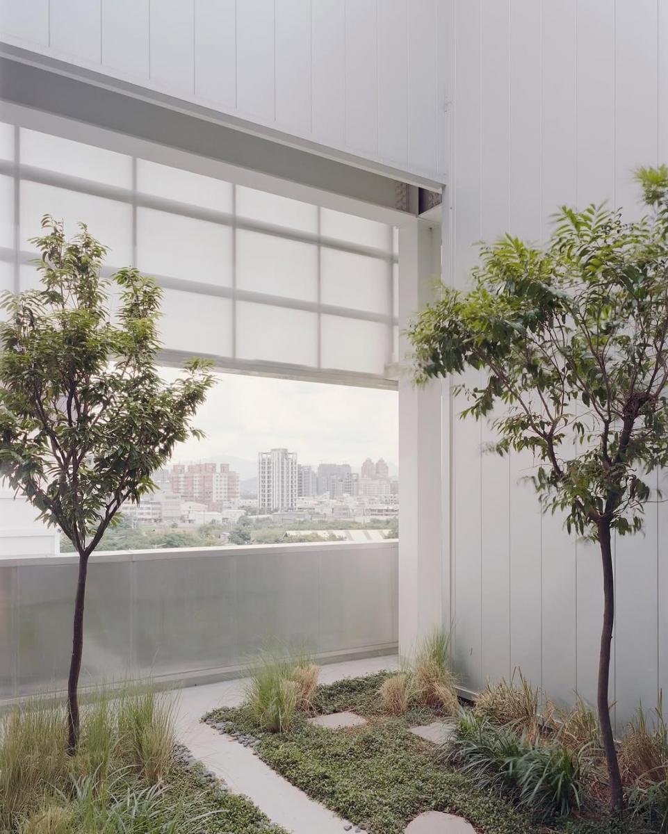 鎰呈行期許建築能落實永續性之餘，也重視員工的身心健康。不侷限於傳統的辦公空間，透過更多空間使用性，在工作之餘，也能迎來心靈與知識的提升。