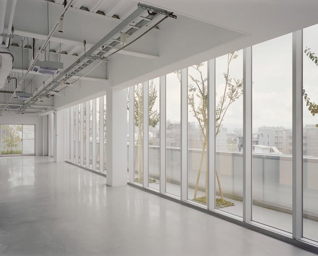 立面的幾何切割，輕化整體建築物的厚重感，點綴於室內外的植栽，成為純白畫布中，唯一的色階，形塑一抹恬靜的城市森林氛圍。