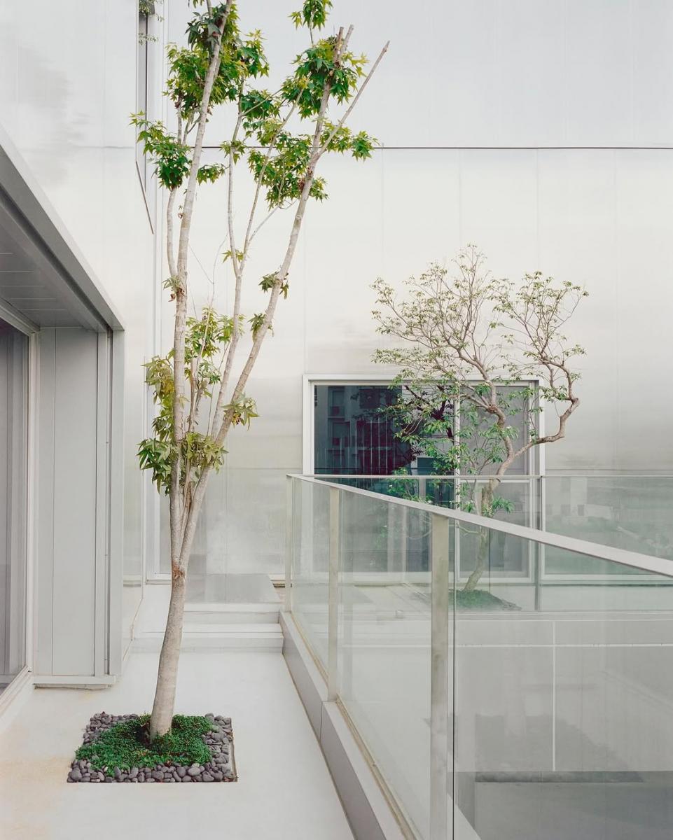 不僅減少整座建築混凝土的使用量，同時更利用屋頂的太陽能板，為整座建築提供電力，持續使用原先的傢俱，真正落實節能減碳。