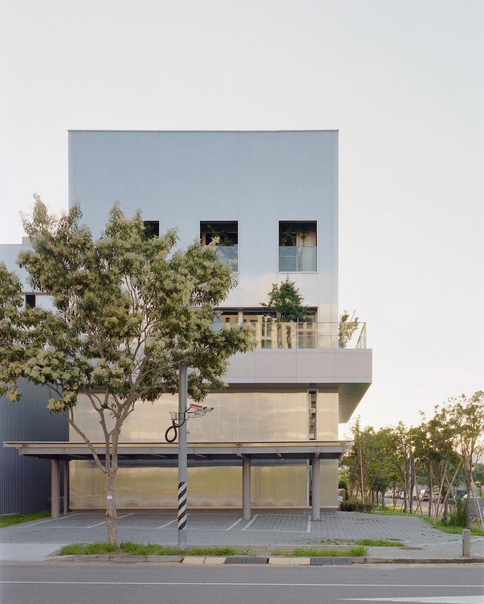 鎰呈行總部落成後，獲得業內人士的高度肯定，更獲得美國 LEED 綠建築白金級認證（最高等級）。