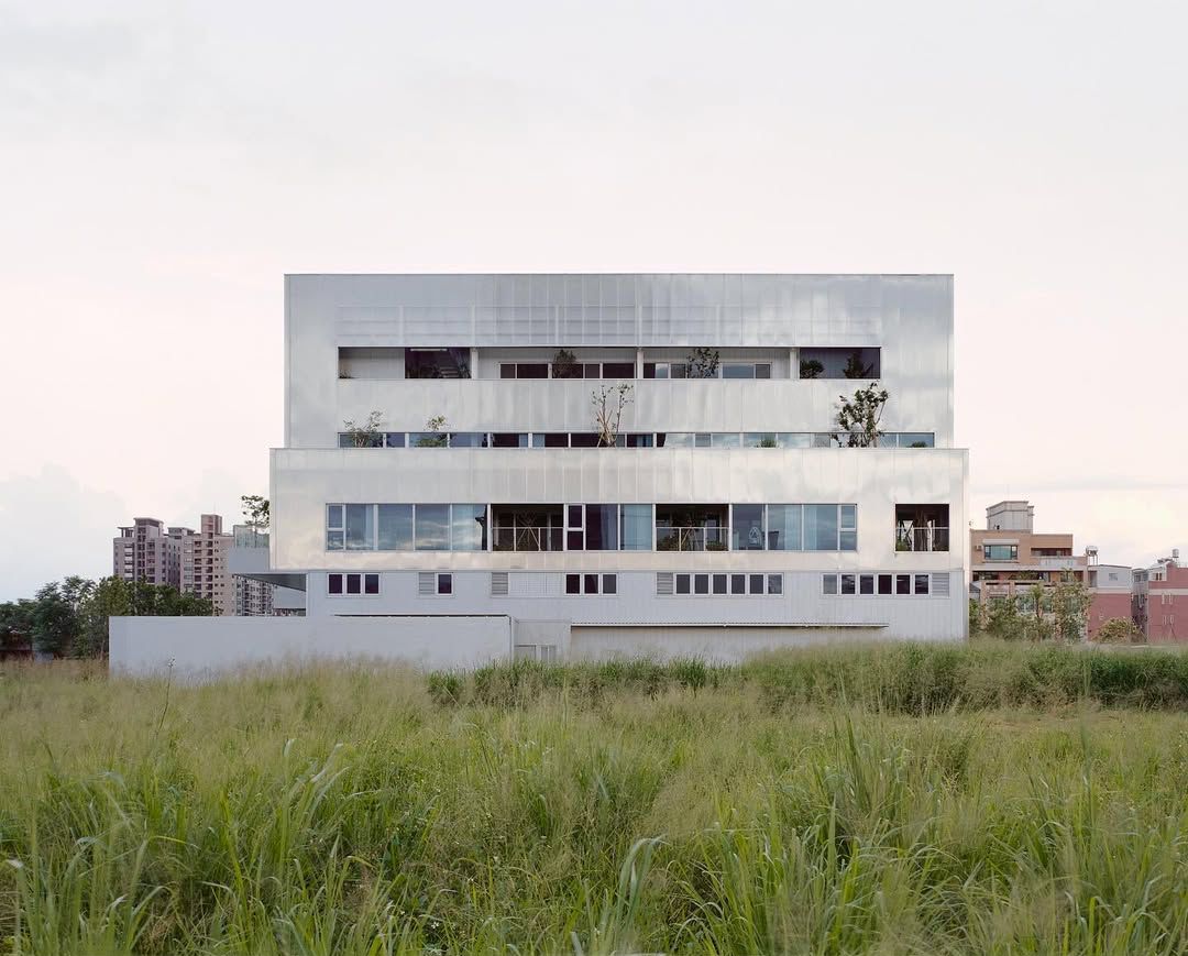 除了具備隔音、隔熱、耐燃的功效，也為立面帶來極簡俐落的氛圍。隨著時間的推移，陰影的轉換，波光粼粼的折射，增添立面豐富性。