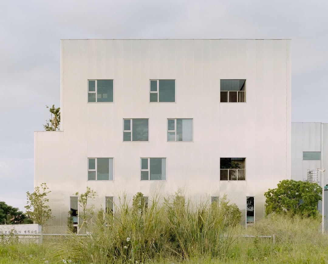 由美國綠色建築委員會（USGBC）所頒發，針對其永續性場地、水資源利用、能源與大氣、材料與資源、室內環境品質，以及創新設計等，評估建築物的綠色程度。不僅僅只是作為倉庫，更成為一種綠建築的指標性。