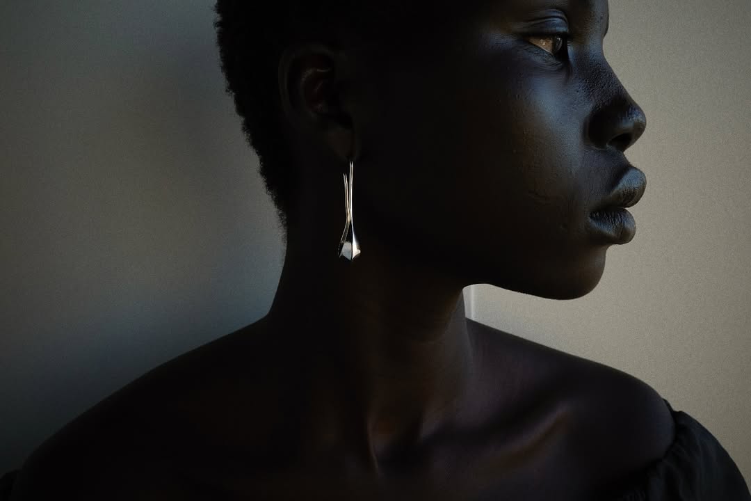 Lemaire極簡風格的耳環設計。