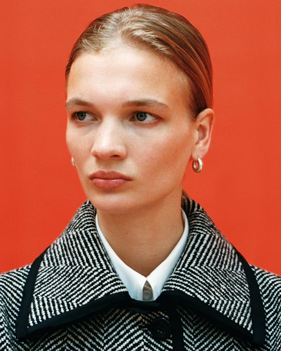 Jil Sander耳環，配襯衫還有收乾淨的頭髮。