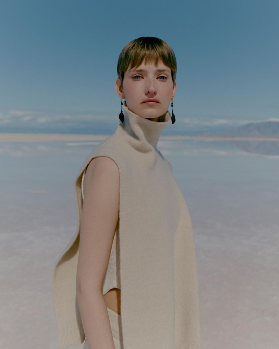 Polène用乾淨的白洋裝，搭配長耳環。