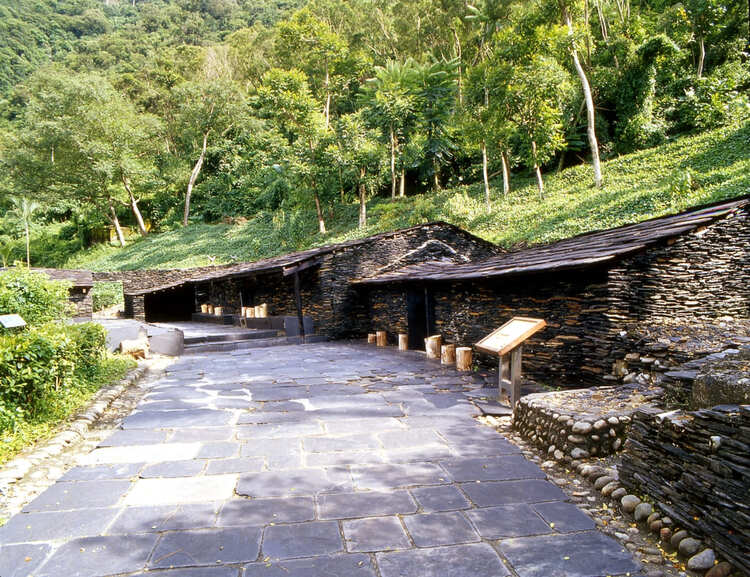 位在屏東縣山區的新來義部落，不只能買到優質的農產品，也能品味到排灣族獨有的部落文化。