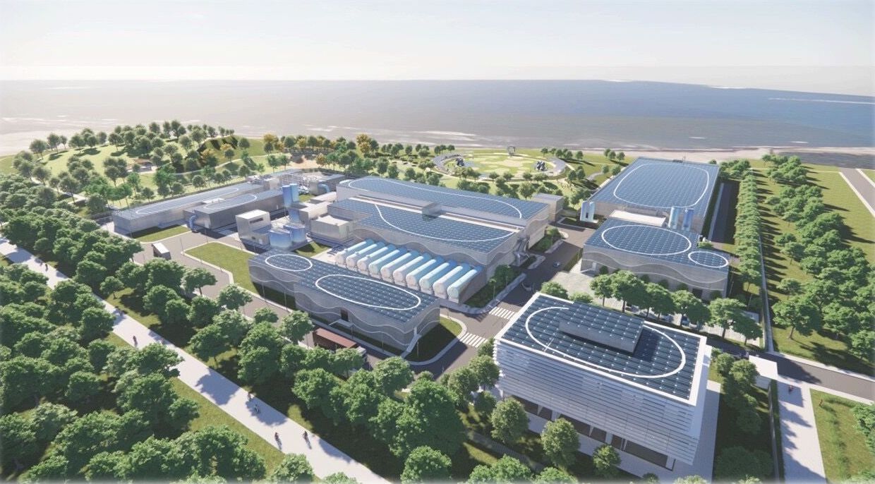 新竹海水淡化廠於今年正式動工，是全台首座國際級大型海淡設施。預計 2027 年完工後，每日可供應 10 萬噸水，強化新竹地區整體供水穩定。基地面積逾 10 公頃，包括海淡廠取水設施、前處理設施、RO 設施及清水池等，總工程經費達新台幣 177 億元。此建設將作為降低氣候變遷風險的重要保險水源，穩定支援大新竹地區的產業與民生用水。