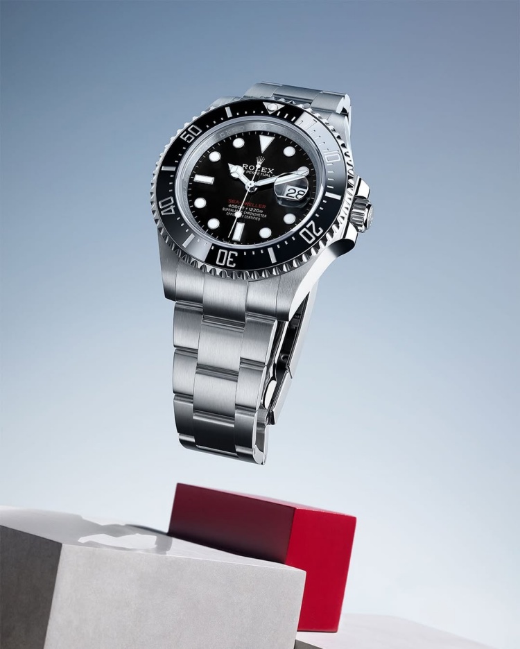 熱門不鏽鋼款勞力士在二手市場的炙熱程度，早已超越純粹的供需邏輯。專家指出，這已成為一種典型的「韋伯倫商品」（Veblen Goods，意即炫耀財）現象——越貴越搶手，因為價格本身就代表地位與稀缺。