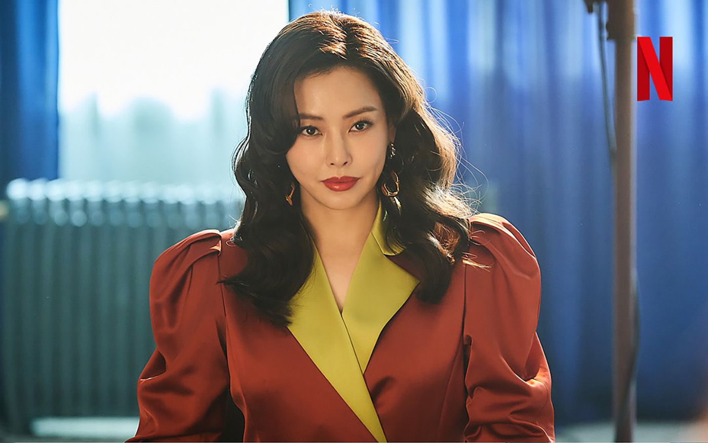 女神李荷妮又將帶來新作品《愛麻夫人熱映中》,故事設定在 1980 年代的韓國,兩位性格截然不同的女演員,在這個充滿光環的電影產業中,決定勇敢對抗由男人主宰的業界準則與檯面下的腐敗。