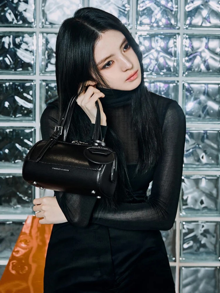 Enola保齡球包以圓潤優雅的輪廓揉合復古與摩登氣息，是近來風格女孩的新寵。