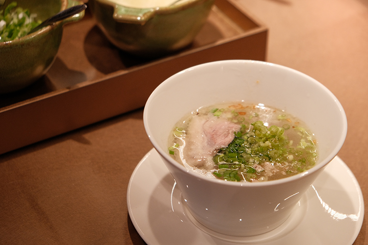 「古早味鵝湯麵」選用四公斤重的上等鵝肉，文火慢熬三小時，湯色清透卻香氣厚實，不靠繁複調味，只有剛剛好的鹹香，喚醒記憶裡那碗樸實的老味道。
